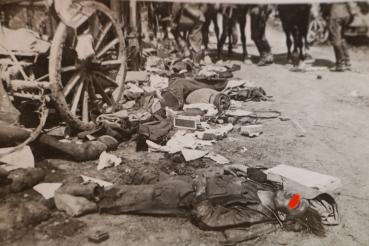 Preview: altes Foto - gefallener Soldat -  Land ?